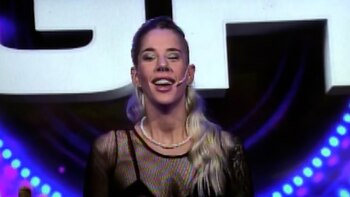 Lucila entró a dejarles un