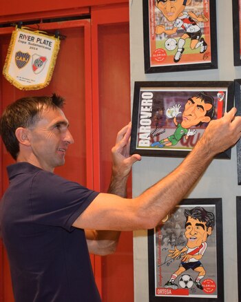 Trapito Barovero cuelga el cuadro