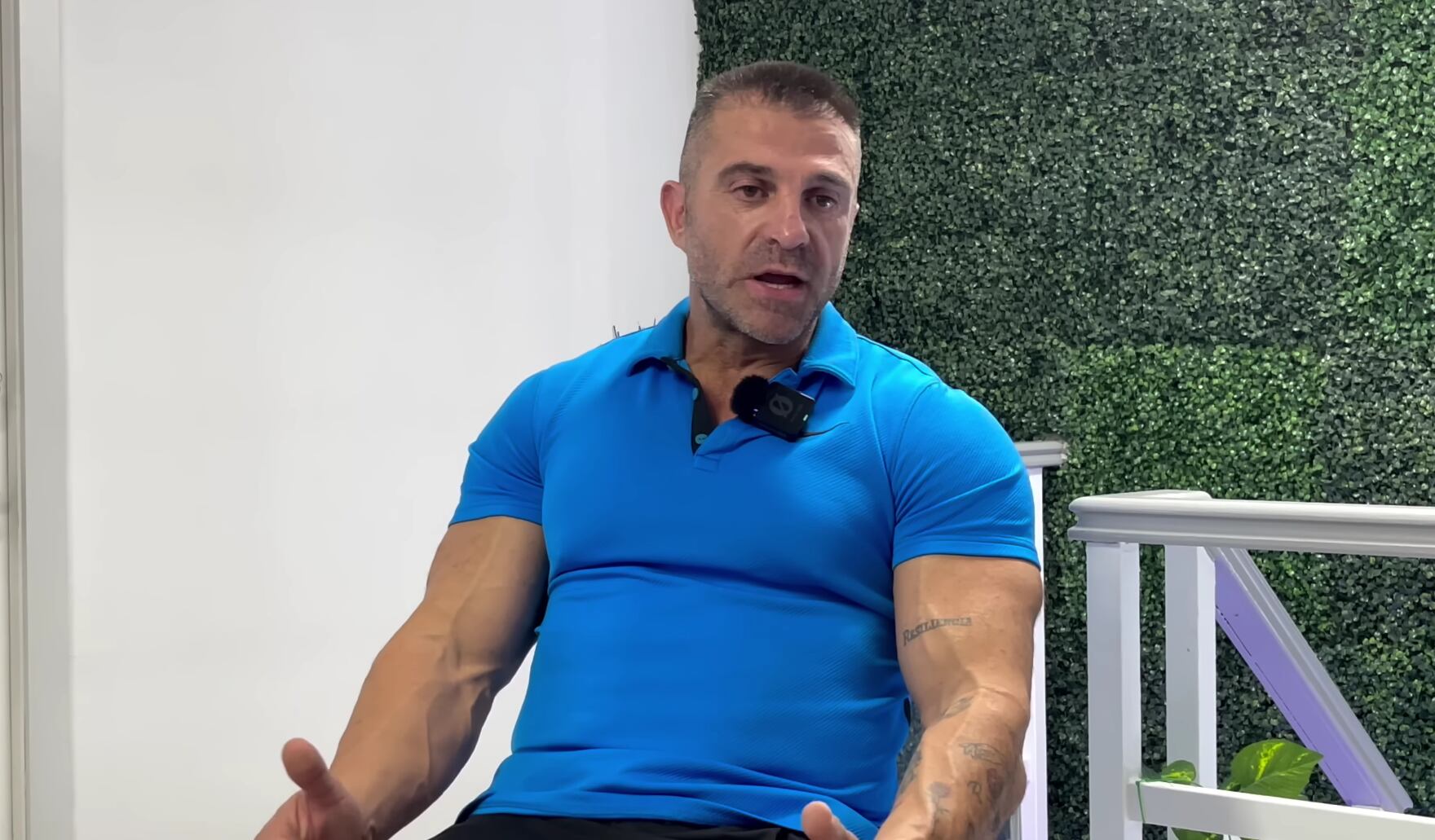 Roberto González durante la entrevista (YouTube / @AdrianG.Martin)