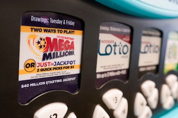 El ganador del Mega Millions en Florida podrá cobrar 800 millones de dólares en anualidades durante 30 años o recibir 344,2 millones de dólares en un pago único antes de impuestos. (AP Photo/Darron Cummings)