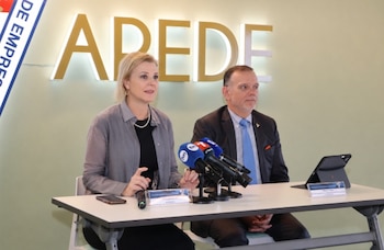 Giulia De Sanctis y Nicolás Albertoni durante la conferencia de prensa para anunciar la Cena Anual por la Libertad Económica 2026. (Apede)
