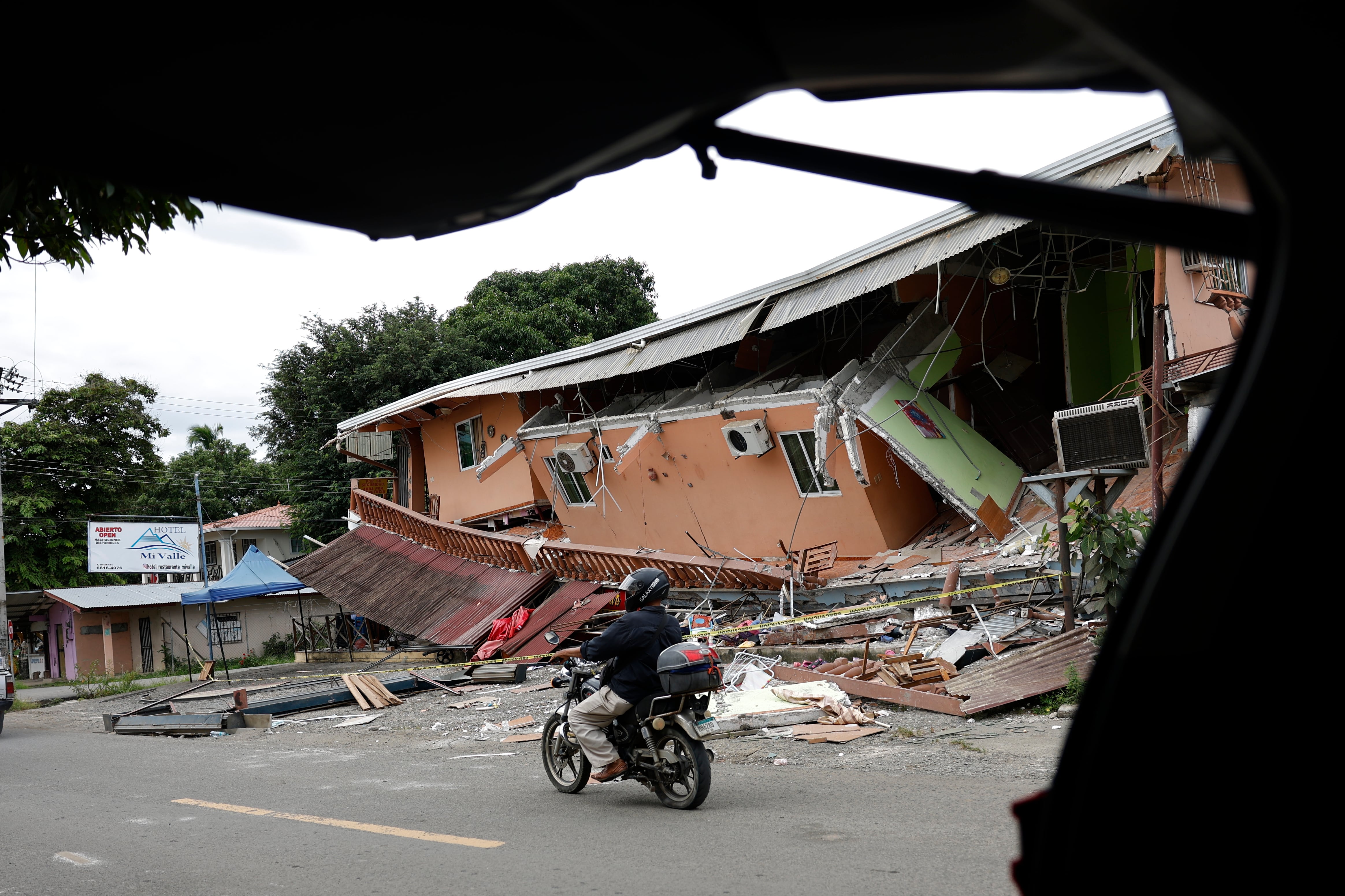 Fotografía que muestra este domingo los daños en casas ocasionados por el terremoto de magnitud 7,7 ocurrido el viernes en Tonosí (Panamá). EFE/ Bienvenido Velasco