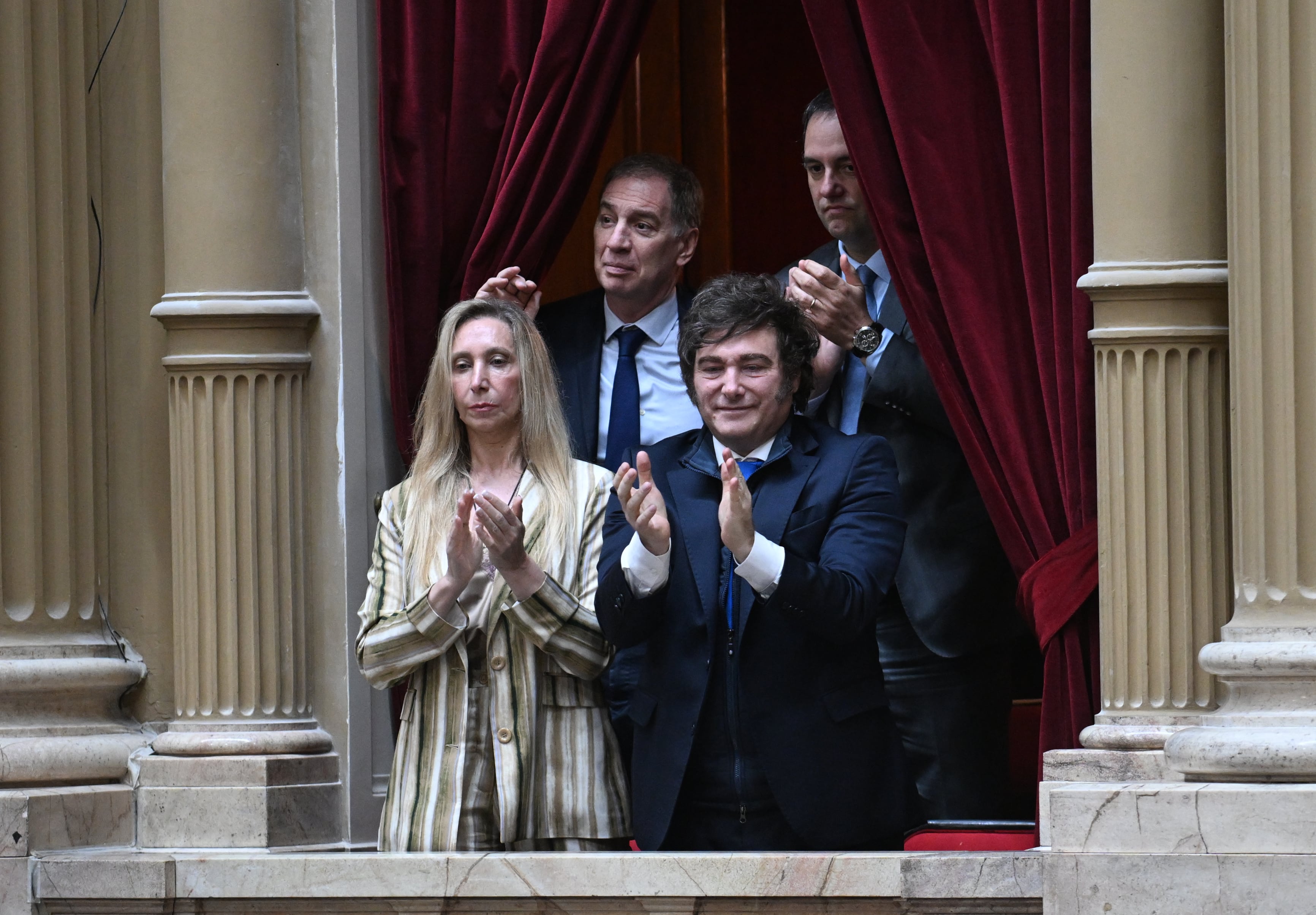 El presidente Javier Milei junto a la secretaria general de la Presidencia, Karina Milei; el jefe de Gabinete, Manuel Adorni; y el ministro del Interior, Diego Santilli (Maximiliano Luna)