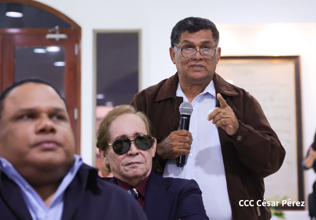 Carlos Canales (de lentes oscuros) del APRE, y Orlando Tardencilla (de pie), de Alternativa por el Cambio, dos partidos aliados del régimen, durante la consulta a las reformas constitucionales. (Foto 19 Digital)