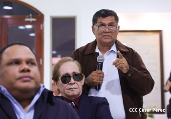 Carlos Canales (de lentes oscuros) del APRE, y Orlando Tardencilla (de pie), de Alternativa por el Cambio, dos partidos aliados del régimen, durante la consulta a las reformas constitucionales. (Foto 19 Digital)