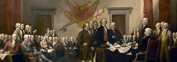 Pintura histórica con hombres en vestimenta colonial reunidos alrededor de una mesa con documentos. Hay banderas y estandartes en la pared