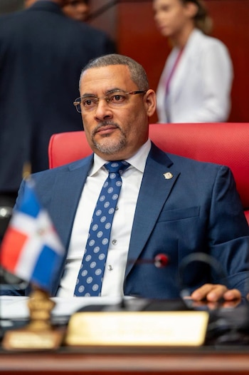 La Cámara Alta envió a la Comisión de Justicia y Derechos Humanos, el proyecto de ley que deroga la Ley Núm. 302, del 18 de junio de 1964, y dispone un nuevo marco jurídico sobre los honorarios profesionales de los abogados. Propuso el senador Eduard EspirituSanto (Foto cortesía Senado de República Dominicana)