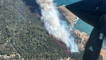 El incendio de Woodside en Sonoma devora casi 60 hectáreas, obliga a evacuar la zona y activa una alerta por calidad del aire
