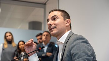 Lobato responde a la izquierda