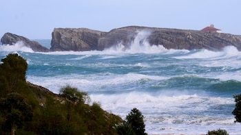 El viento, las olas y las tormentas ponen en aviso a 4 CCAA, con subidas de hasta 10ºC en el sureste