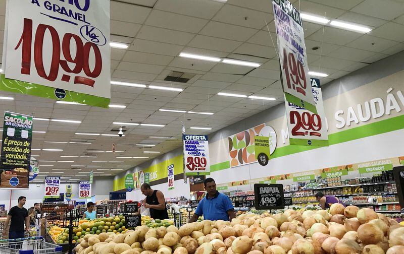 Clientes miran los precios en un supermercado en Río de Janeiro, Brasil (REUTERS/Sergio Moraes/Archivo)