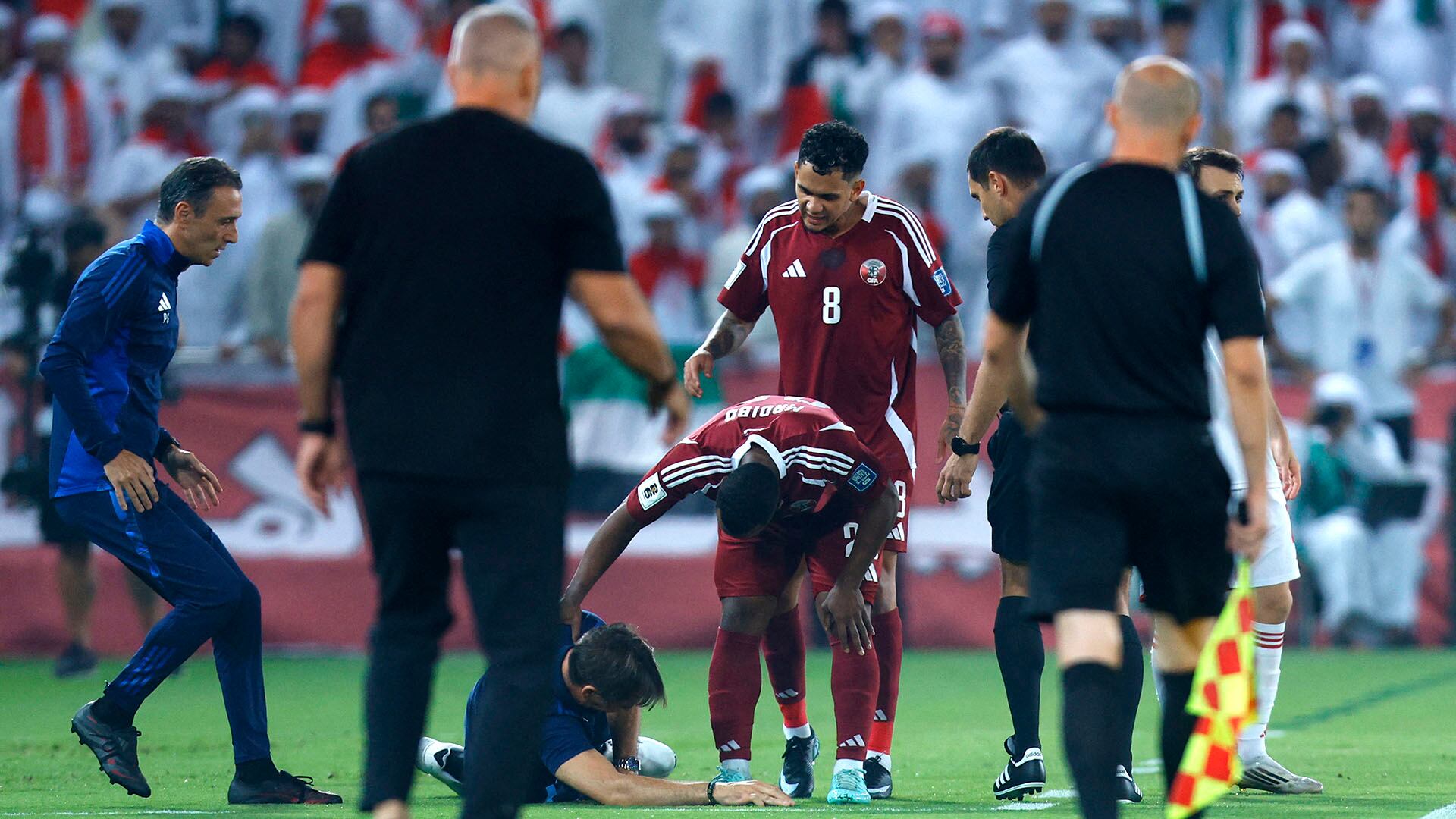 El técnico recibió un pelotazo en la cara (AFP)