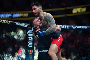 Topuria celebra junto a su