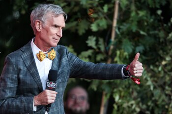 Bill Nye aparece en un video de la cuenta de Kamala HQ criticando a Trump por negar el cambio climático. (REUTERS/Caitlin Ochs)