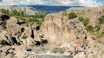 Tiene solo 12 mil habitantes y alberga tres ríos únicos: el destino cordobés a 122 km de la capital para una escapada de fin de semana