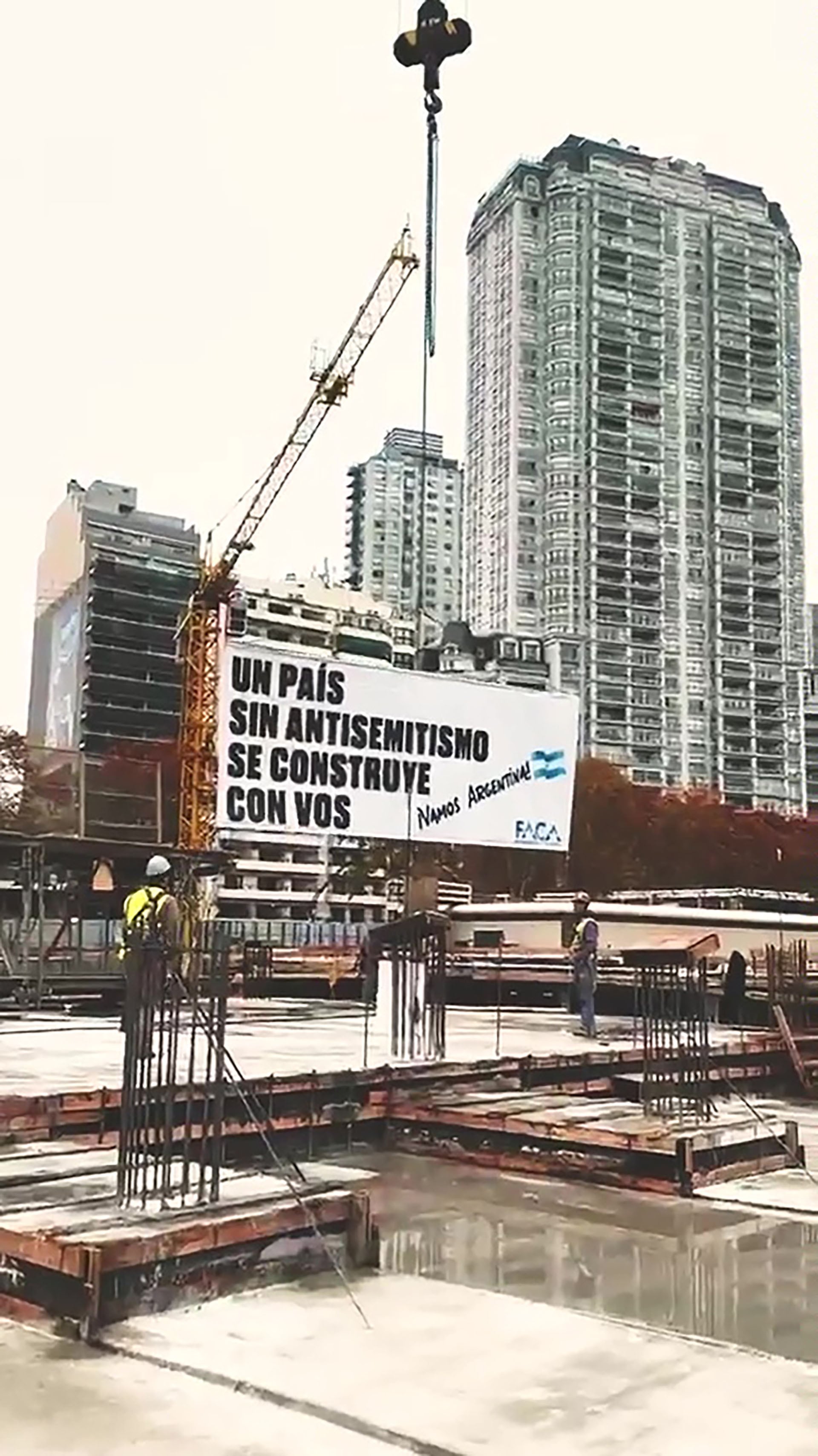 Una de las obras en CABA que expone el cartel de FACA