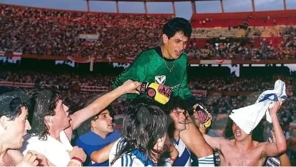 Fillol llevado en andas por Mancuso y el resto de sus compañeros de Vélez