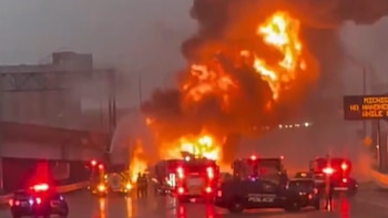 Impresionante explosión de camión cisterna desata un feroz incendio en una autopista de Michigan