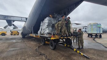 Dos aviones Hércules de la