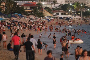 Cientos de turistas arriban a
