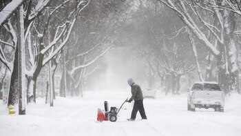 Un hombre se prepara para