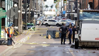 Al menos dos personas murieron tras un tiroteo en el centro comercial University Plaza de Los Ángeles (AP)