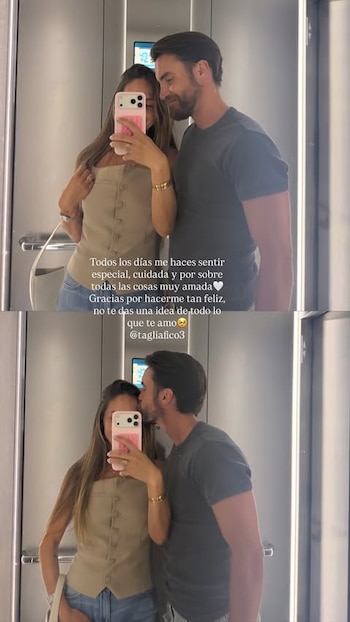 Dos fotografías verticales tipo selfie en espejo de una pareja. La mujer toma la foto con un móvil rosa. El hombre la abraza y la besa