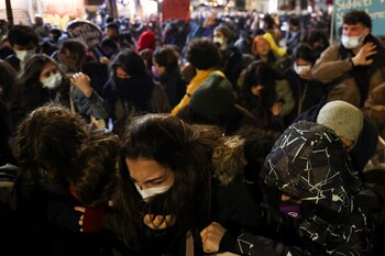 Las manifestantes huyen de los