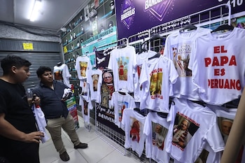 Victoria Quiñonez, confeccionista del polo del papa León XIV en el emporio de Gamarra muestra todos los modelos disponibles además de vinchas y banderolas. (Foto:ANDINA / Juan Carlos Guzmán Negrini)
