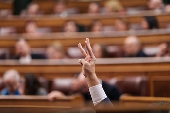 Un diputado marca el número