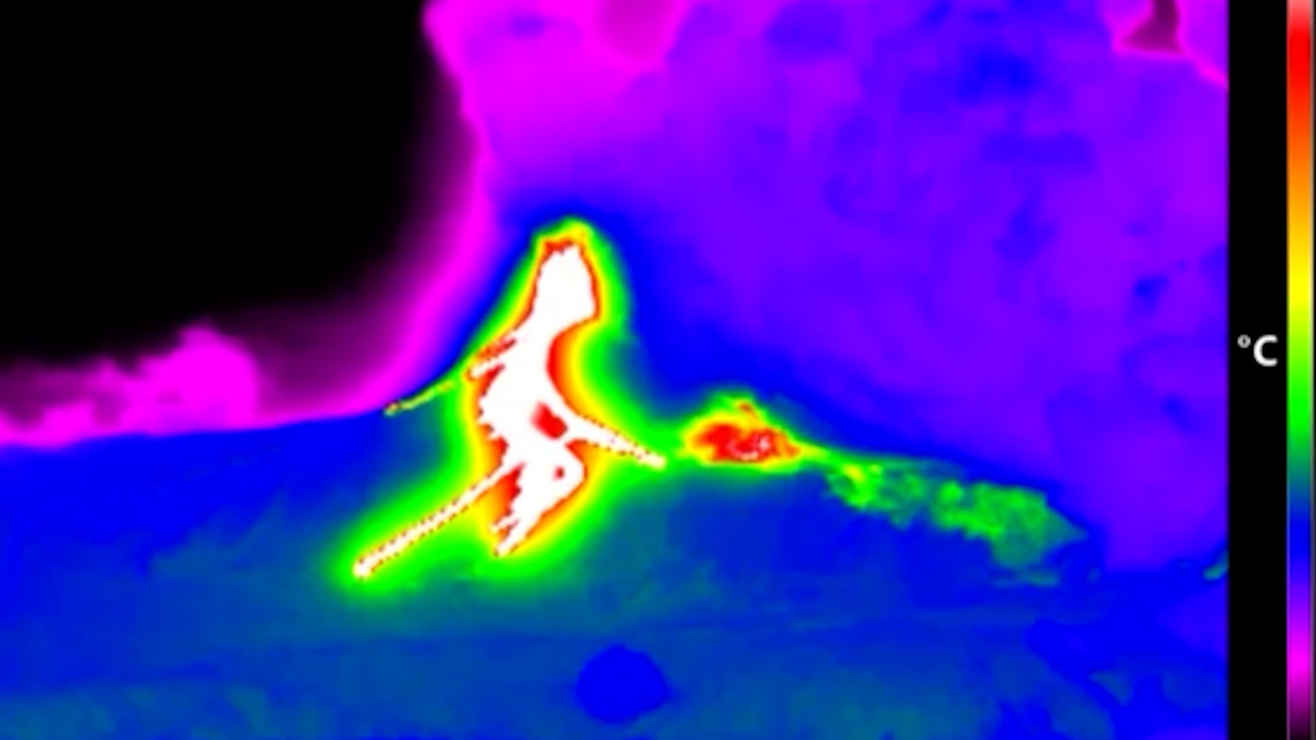 Investigadores creen que un desgarro en la placa africana permite el ascenso del magma lo que explicaría la ubicación anómala del Etna (EFE)