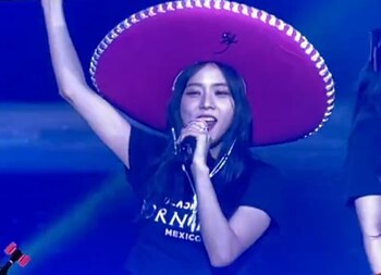 Las cantantes intentaron hablar español