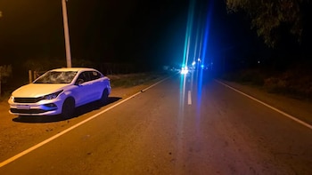 Un automóvil blanco con el