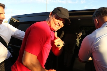 El popular cantante Chayanne sonríe