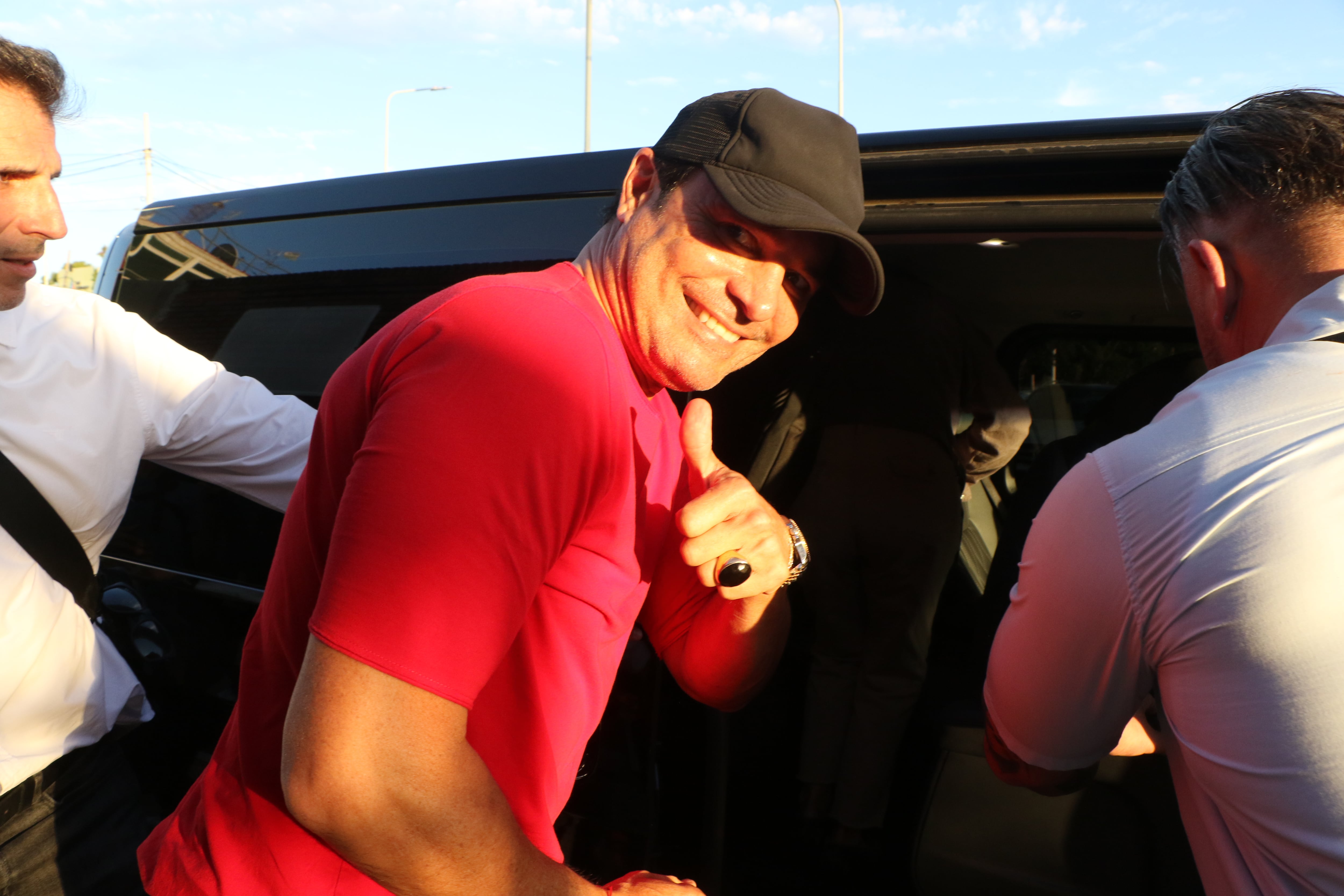 El popular cantante Chayanne sonríe y da un pulgar arriba a su llegada a Argentina, saludando a los presentes. (RSFotos)