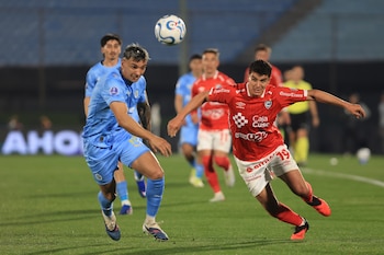 Matías Succar (d) de Cienciano disputa el balón en el partido de vuelta de la Copa Sudamericana. EFE/ Gastón Britos