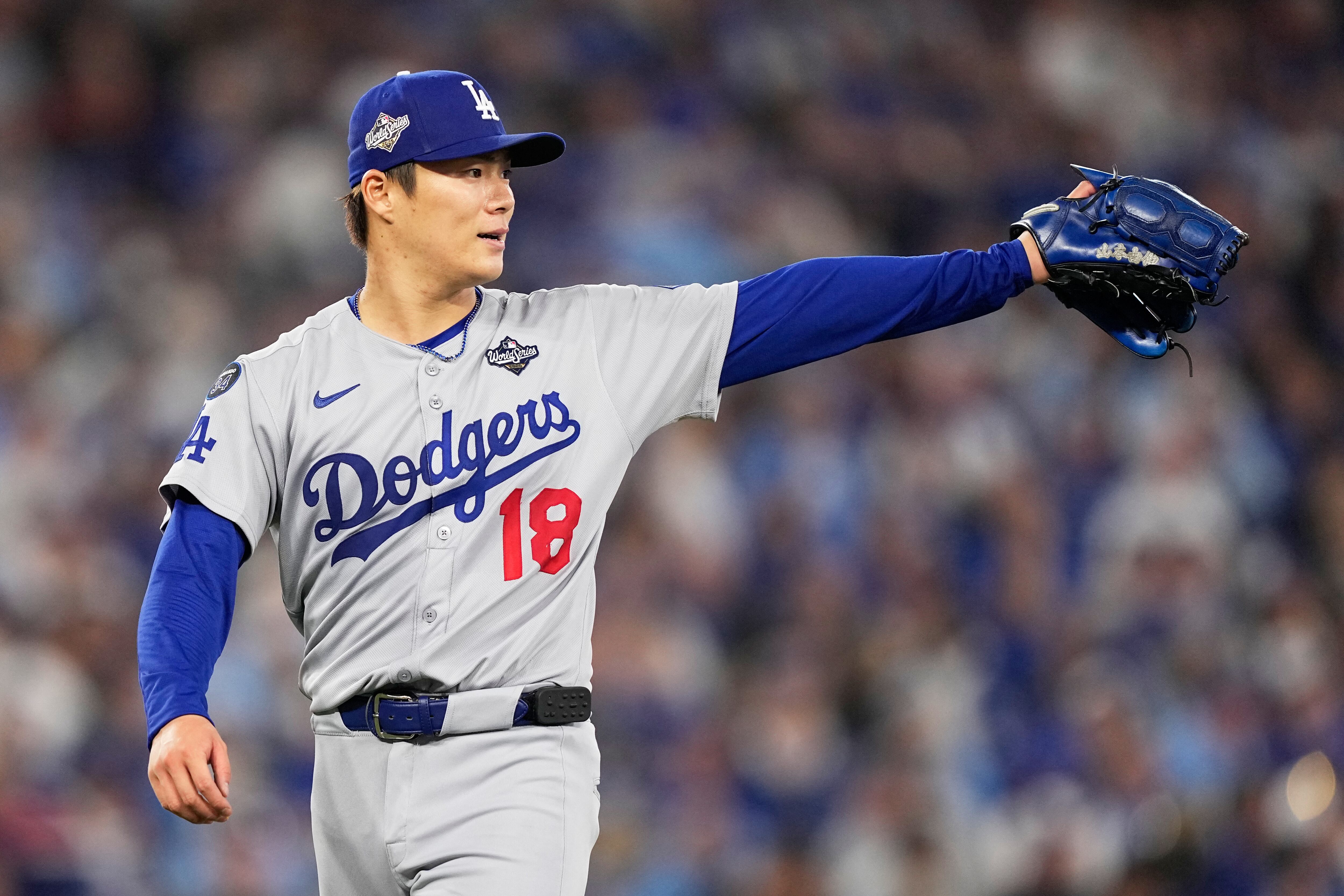 El japonés Yoshinobu Yamamoto, de los Dodgers de Los Ángeles, da una indicación durante el sexto juego de la Serie Mundial ante los Dodgers de Los Ángeles, el viernes 31 de octubre de 2025 (AP Foto/Brynn Anderson)