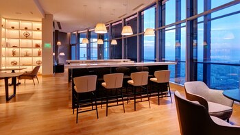 El edificio posee rooftop (bar