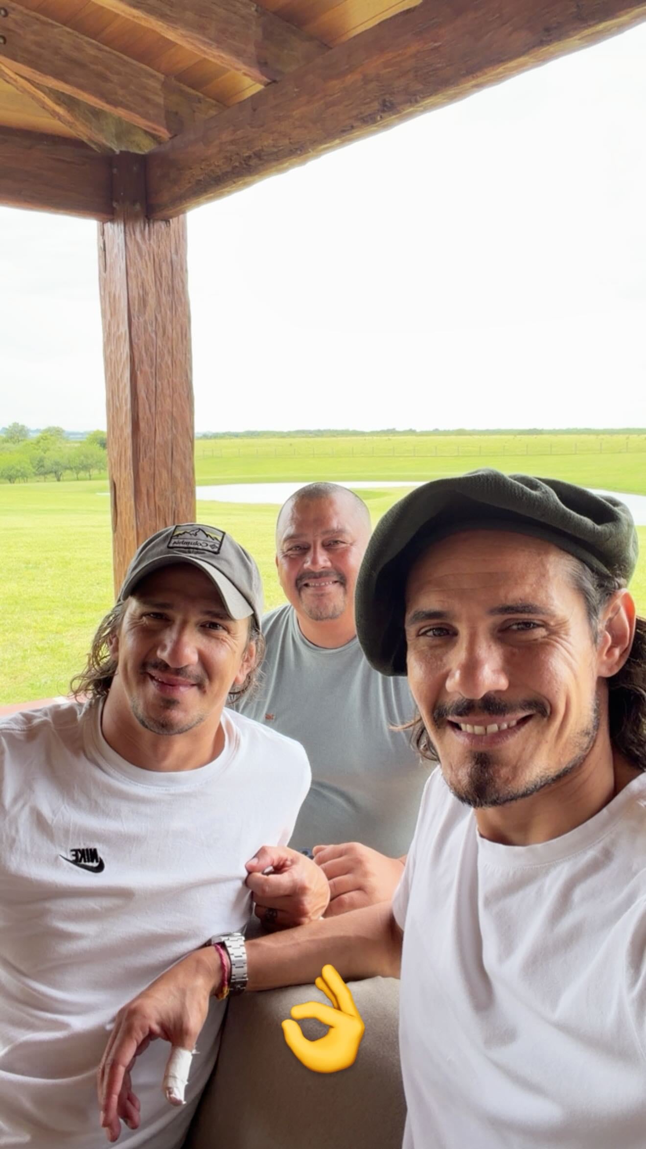 Edinson Cavani, junto a amigos y familiares en su Salto natal