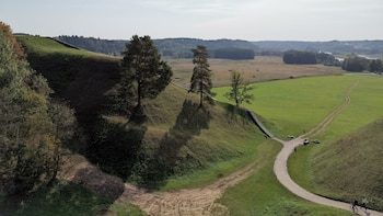 Las cinco colinas fortificadas sobre el río Neris formaron parte del sistema defensivo de la ciudad medieval de Kernavė (Wikimedia Commons)
