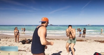 Jason, protagonista de GTA 6, fue mostrado teniendo una pelea en una playa de Vice City. (Rockstar)