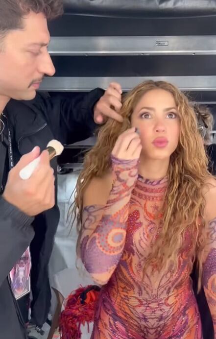 Shakira se arregla durante la presentación de