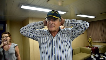 El ministro de Defensa, Agustín Rossi, probándose la gorra de capitán