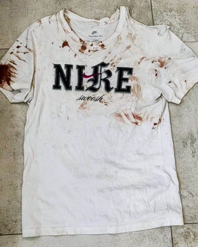 Así quedó la remera de uno de los chicos que denunció que fue golpeado por patovicas (@mauroszeta)