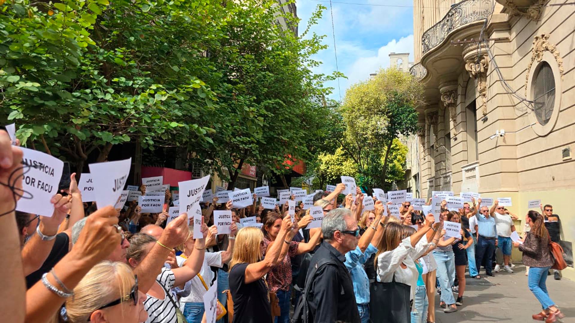María José y Gabriel reclaman justicia por la muerte de su hijo y que todos los responsables sean juzgados.