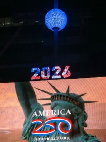 El Times Square Ball azul brillante está sobre una pantalla que muestra '2026' y una imagen de la Estatua de la Libertad con 'AMERICA 250'