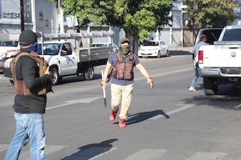 presuntos elementos ministeriales (Foto: Twitter@MetropolitanoAg)