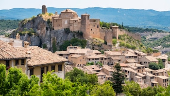 El pueblo amurallado perfecto para conocer a pie: castillo islámico, pinturas rupestres y un sendero circular por la montaña