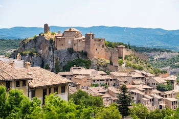 Vista de la colegiata de Santa María la Mayor en Alquézar, Huesca.