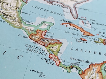 Según datos de CEPAL citados en la información, alrededor del 30% de las exportaciones centroamericanas tienen como destino otro país de la propia región (Imagen: Shutterstock)